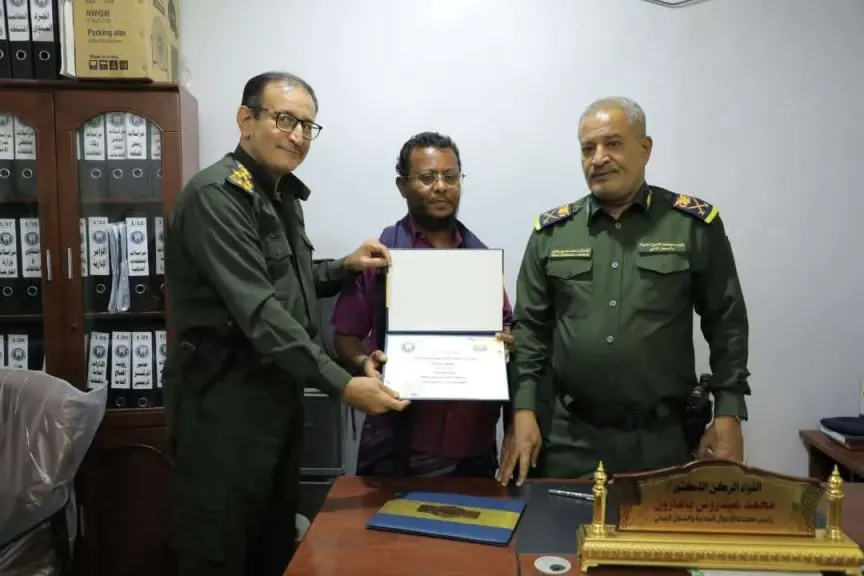 ”بطولة في مواجهة التزوير: مصلحة الأحوال المدنية تكرّم قائد نقطة أمنية لضبط وثائق هوية مهربة من مناطق الحوث...